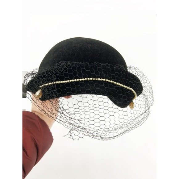 Womens Vintage Fascinator Black Velvet Hat with Veil - Picture 1 of 6